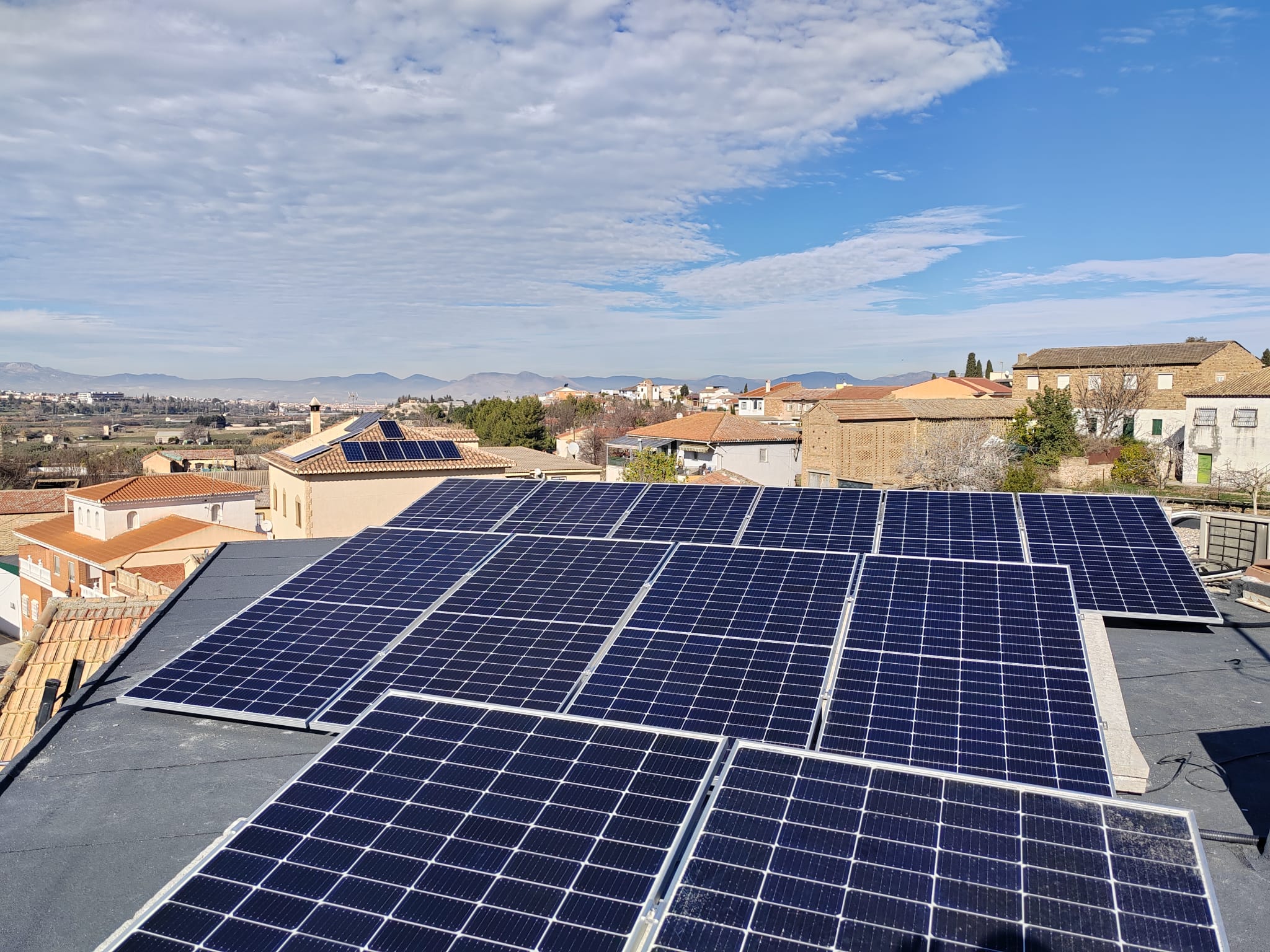 Sistema solar fotovoltaico con aerotermia en Granada