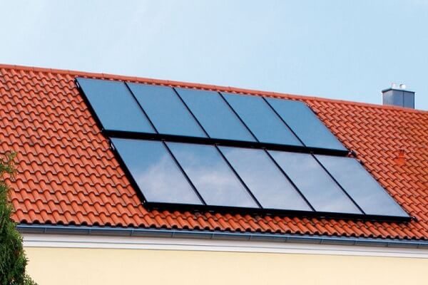 Placas solares térmicas instaladas en tejado en Granada